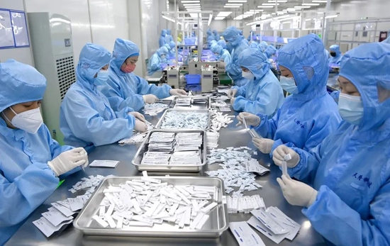  西安一家医疗器械企业的工作人员在生产抗原检测试剂（2023年1月4日摄）。新华社记者 刘潇 摄