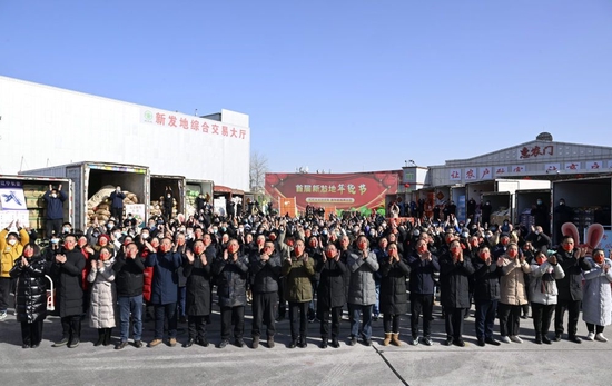 1月18日，北京新发地农产品批发市场留守的商户和采购年货的群众同习近平总书记视频连线。新华社记者 申宏 摄