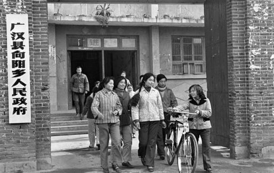 这是1983年1月拍摄的四川省广汉县向阳乡（现向阳镇）人民政府的大门。 新华社发