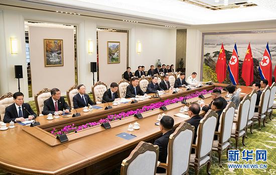 6月20日，中共中央总书记、国家主席习近平在平壤锦绣山迎宾馆同朝鲜劳动党委员长、国务委员会委员长金正恩会谈。 新华社记者 黄敬文 摄