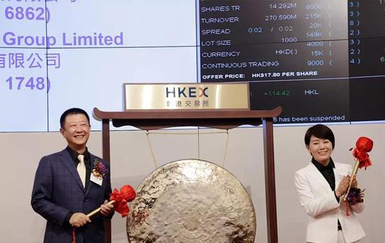 海底捞上市时,张勇和杨利娟(右)共同敲钟。