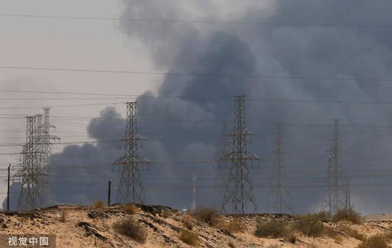  ▲9月14日，沙特阿美石油公司的部分设施发生爆炸和火灾，现场浓烟滚滚。