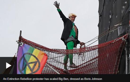  ▲一名示威者带着鲍里斯的面具，爬上了大本钟 （截图via The Telegraph）