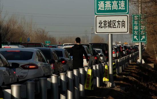 通燕高速进京方向,一位行人沿着机动车道行走 。