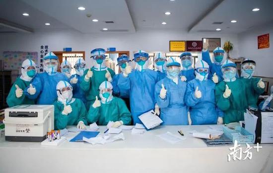 1月29日,同一组的医生和护士在交接班时拍了一张"全家福".