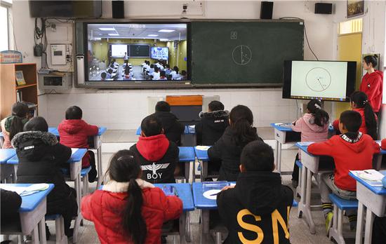在重庆市石柱土家族自治县中益乡小学，同学们在“5G双师课堂”上（2019年12月12日摄）。新华社记者 王全超 摄