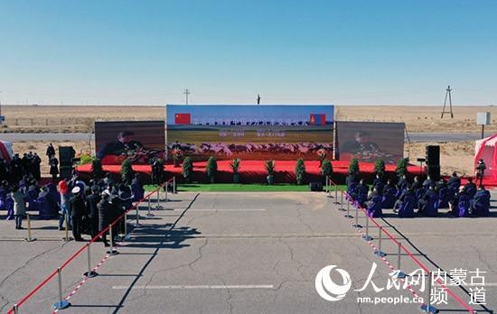 中蒙两边在二连浩特—扎门乌德口岸举走蒙古国施舍中国3万只羊交接仪式。李赞 摄