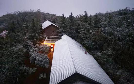 金堂老牛坡一夜白头(图据金堂发布)