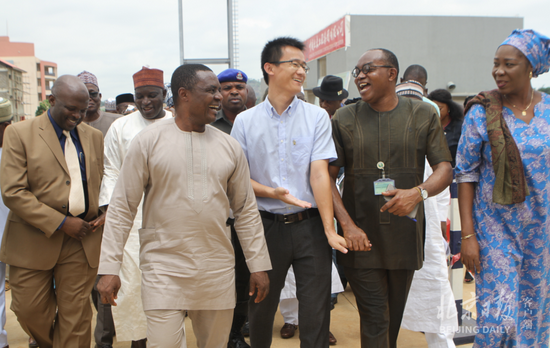 孔涛陪同尼日利亚首都地区部秘书长视察阿布贾城铁项目。