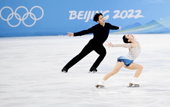 　2月19日，北京2022年冬奥会花样滑冰双人滑自由滑比赛，中国选手隋文静（前）/韩聪夺得双人滑冠军。新华社记者李一博摄