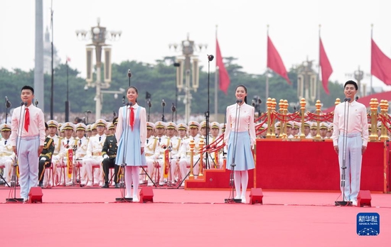 2021年7月1日上午，庆祝中国共产党成立100周年大会在北京天安门广场隆重举行。这是共青团员和少先队员代表集体致献词。新华社记者 殷博古 摄