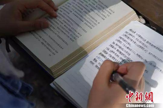 图为丁安琪在写读书笔记。来源:中国新闻网 (孙宏瑗 摄)