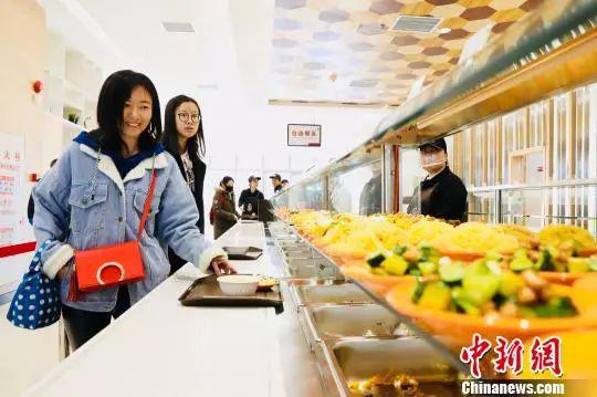 资料图:消费者在餐厅就餐。 朴峰 摄