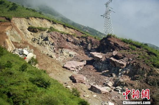 垮塌山體頂部。 劉忠俊 攝