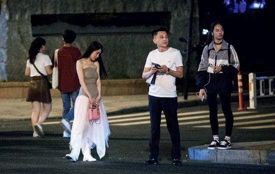 9月14日，杭州， 零点时分的杭州街道上等车的市民。滴滴暂时停止深夜服务后，不少地方遭遇深夜高峰期打车困难问题。图/CFP