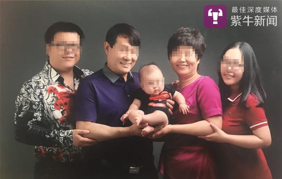 张轶凡(最左)和幼洁(最右)