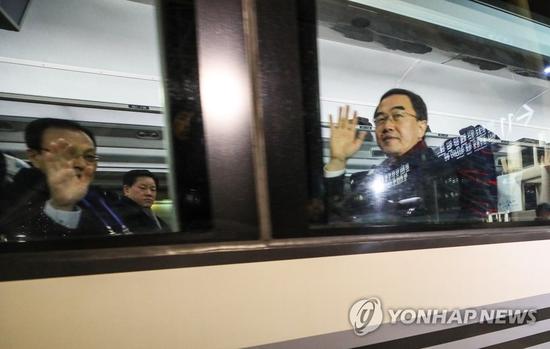 韩国同一部长赵明均在赴朝的列车上挥手(韩联社)
