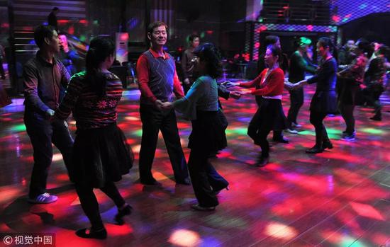 　　2016年，南昌市五纬路一家舞厅里，快节奏的音乐响起，上百名舞蹈爱好者在音乐下起舞。图片来自视觉中国