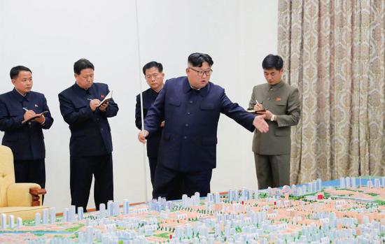  2018年11月16日，朝鮮最高領導人金正恩在審核指導朝鮮邊境城市新義州市建設總體規劃時表示，這項工作非常重要，要將新義州市建設成為“公園城市”。圖/新華