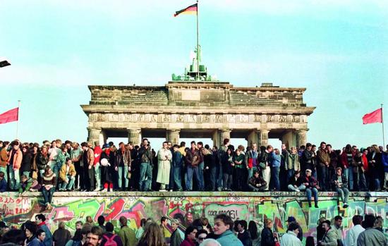  1989 年11 月10 日，许多西柏林市民爬上勃兰登堡门前的柏林墙。图/视觉中国