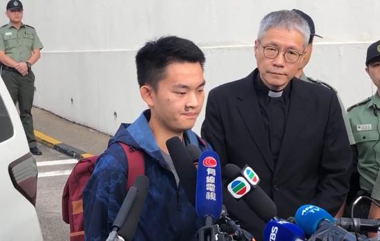  陈同佳在管浩鸣（右）陪同下出狱