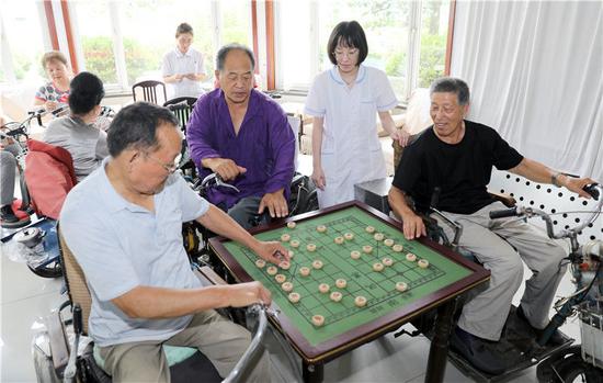 河北省唐山市截瘫疗养院的住院者在下棋（2019年7月25日摄）。新华社记者 赵鸿宇 摄