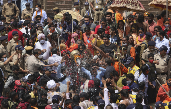 当地时间4月12日,印度大批民众庆祝大壶节.