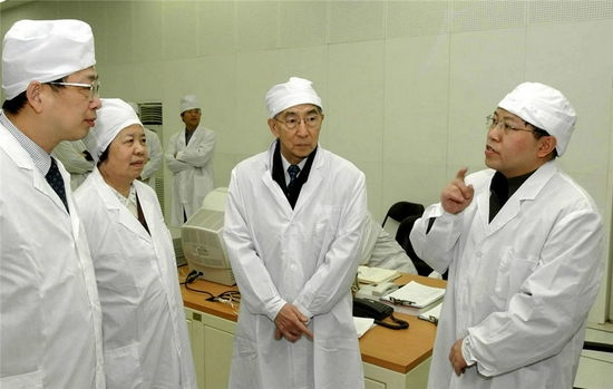 2003年1月7日，王大中院士（右二）等在高温气冷堆总控室听取清华大学核能技术设计研究院院长张作义教授（右一）的汇报。新华社记者 王呈选 摄
