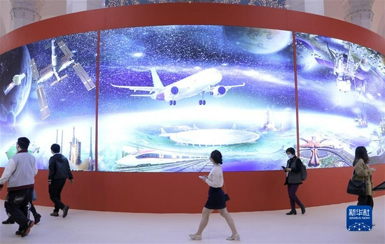 10月21日，观众在北京展览馆参观国家“十三五”科技创新成就展。新华社记者 金立旺 摄