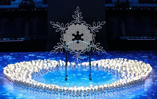 北京2022年冬奥会开幕式上的主火炬（2月4日摄）。新华社记者 杨磊 摄