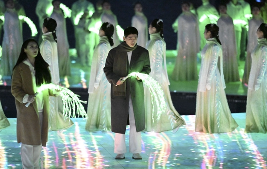 2月20日晚，北京第二十四届冬季奥林匹克运动会闭幕式在国家体育场举行。这是“折柳寄情”环节。新华社记者李尕摄