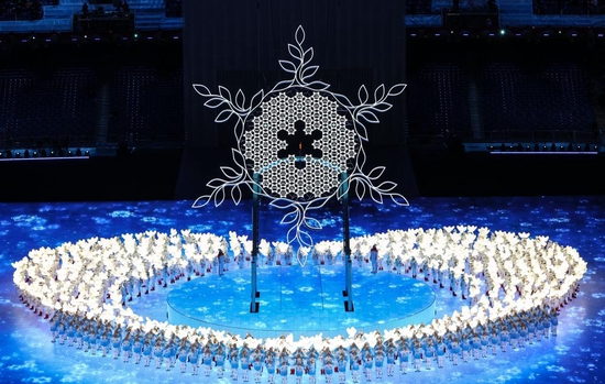北京2022年冬奥会开幕式上的主火炬（2022年2月4日摄）。新华社记者 杨磊 摄