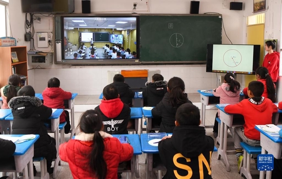 这是在重庆市石柱土家族自治县中益乡小学拍摄的“5G双师课堂”（2019年12月12日摄）。新华社记者 王全超 摄