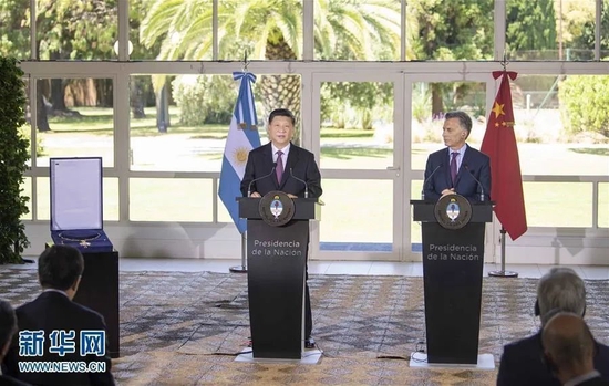 当地时间2018年12月2日，国家主席习近平在布宜诺斯艾利斯接受时任阿根廷总统马克里授予的“解放者圣马丁大项链级勋章”。新华社记者 李涛 摄