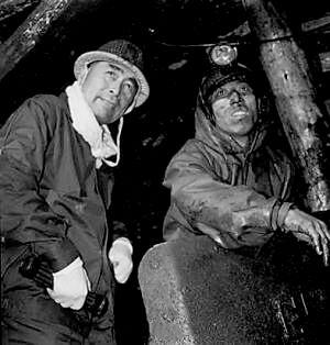 周恩来的图片:100张照片记录周恩来精彩一生(图) 1960年,周恩来视察贵阳。
