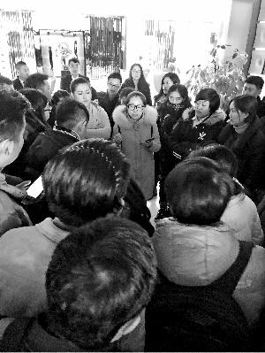 部分维权学员到金长安大厦要求见负责人。图片来源:北京晨报