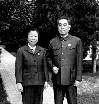 周恩来的图片:100张照片记录周恩来精彩一生(图) 1971年周恩来和邓颖超。