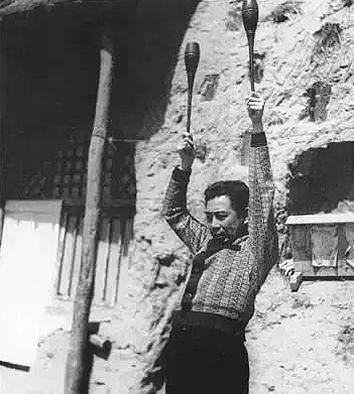 周恩来的图片:100张照片记录周恩来精彩一生(图) 1943年,延安整风时的周恩来。
