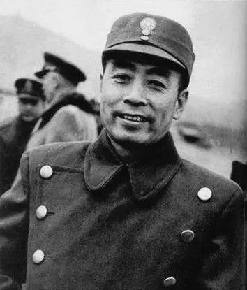 周恩来的图片:100张照片记录周恩来精彩一生(图) 1946年5月,周恩来在代表团驻地南京梅园新村。