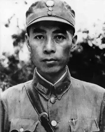 周恩来的图片:100张照片记录周恩来精彩一生(图) 1937年,毛泽东(左二)、周恩来(左一)、博古(右一)在延安。