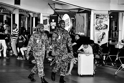 马尔代夫进入紧急状态后机场有旅客滞留供图/新华社