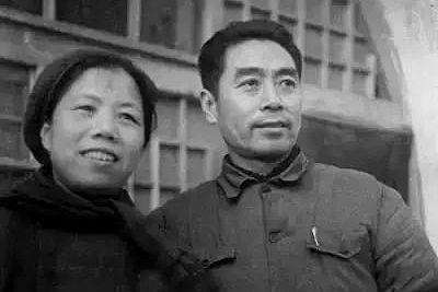 周恩来的图片:100张照片记录周恩来精彩一生(图) 1946年,两人在南京代表团驻地梅园新村30号院内。