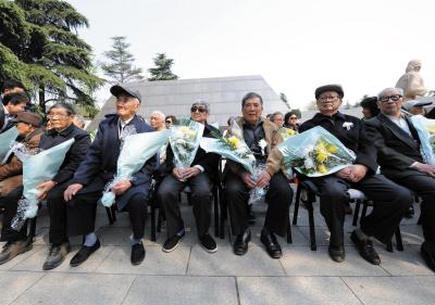 “南京大屠杀死难者遗属2014年清明祭”活动 | 新华社记者 孙参 摄