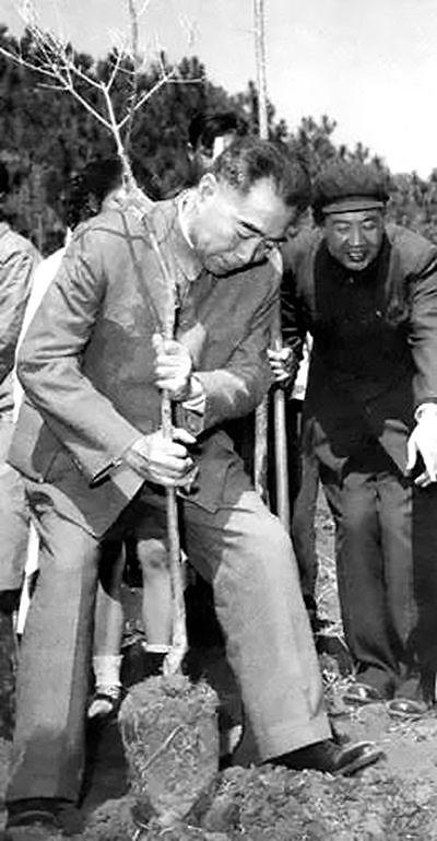 周恩来的图片:100张照片记录周恩来精彩一生(图) 1964年10月16日,周恩来宣布我国第一颗原子弹爆炸成功。