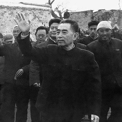 周恩来的图片:100张照片记录周恩来精彩一生(图) 文革期间,周恩来在视察大庆时为了节省时间工作而狼吞虎咽。