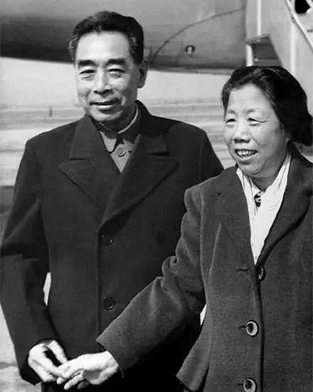 周恩来的图片:100张照片记录周恩来精彩一生(图) 1964年,周恩来与邓颖超观看体育比赛。