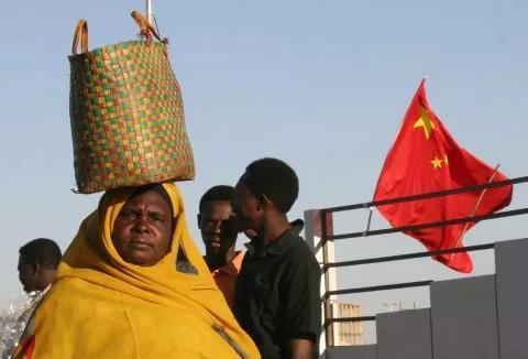 资料图片:中国国旗飘扬在苏丹共和国首都喀土穆的街道上.(美联社)