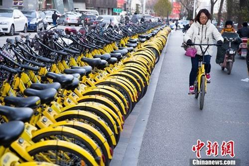  资料图：民众正在使用共享单车。中新社记者 张云 摄
