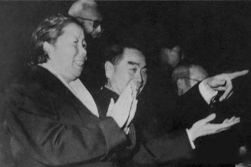 周恩来的图片:100张照片记录周恩来精彩一生(图) 1970年8月8日,两人45周年结婚纪念照。