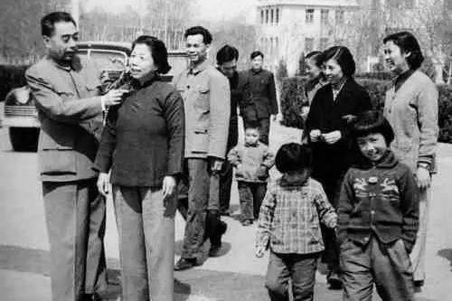 周恩来的图片:100张照片记录周恩来精彩一生(图) 1950年8月8日中南海西花厅,两人结婚二十五周年留影。